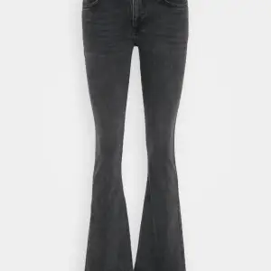 Säljer min super fina low waist bootcut jeans som jag älskar dom kosta 570kr nya tror jag säljer då dom inte kommer till användning pris kan diskuteras 