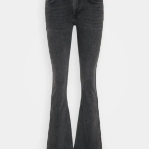 Low waist bootcut - Säljer min super fina low waist bootcut jeans som jag älskar dom kosta 570kr nya tror jag säljer då dom inte kommer till användning pris kan diskuteras 