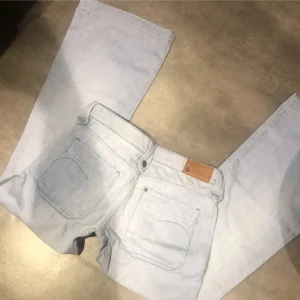 Low waist jeans - Ljusa Low waist jeans i mycket fint skick! Hör av dig om du har frågor!❣️❣️Midjemått: 41cm och innerbenslängd 79cm!