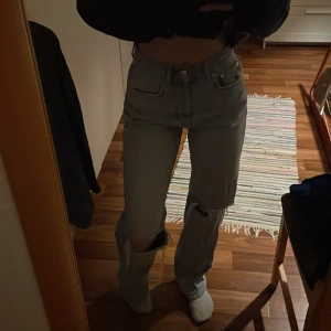 Jeans  - Ljusblå jeans i storlek 34. Bra skick från ginatricot. Säljs då de är för stora för mig. Skriv för fler bilder och köpare står för frakt💞