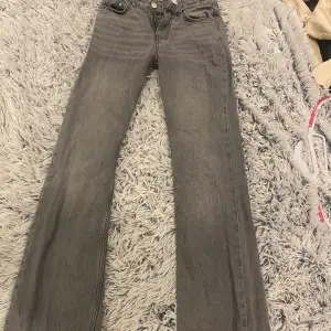 Ett par jeans från Gina som är i storlek 34.