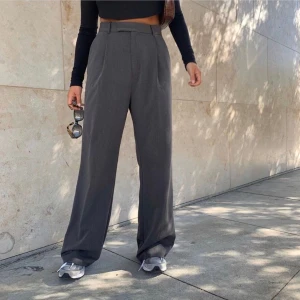 GRÅ KOSTYMBYXOR - rå kostymbyxor från NA-KD i storlek 32 som endast kommit till användning en gång.