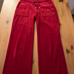 Juicy Couture röd - Säljer dessa Juicy Couture byxor!!! Som är knappt använd!! Bra skick!!   Pris kan diskuteras (katt och hund i hemmet) 