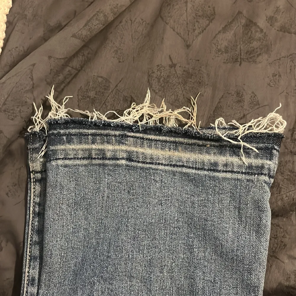 LÅNADE BILDER!💕ett par super snygga levis jeans som jag köpt på vinted❤️de va tyvärr lite förkorta för mig som är 168🥲jag har sprättat upp de längst ner (se sista bilden)🥰modell: 715 bootcut. Jeans & Byxor.