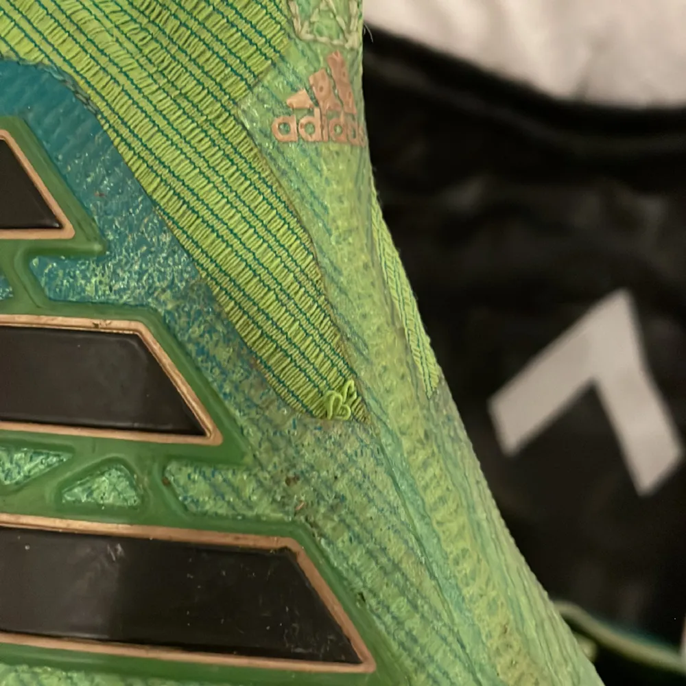 Adidas Ace 17+ i färgen grön. Bra skick förutom en väldigt liten skada i strumpan på ena skon (se sista bilden). Lite smutsiga men annars väldigt fina. Storlek 37 1/3.. Skor.