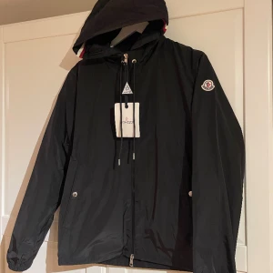 Moncler Jacka - Tja, säljer nu denna Moncler jacka till ett bra pris. Om ni har några frågor så skriv privat! (NFC tillgängligt)
