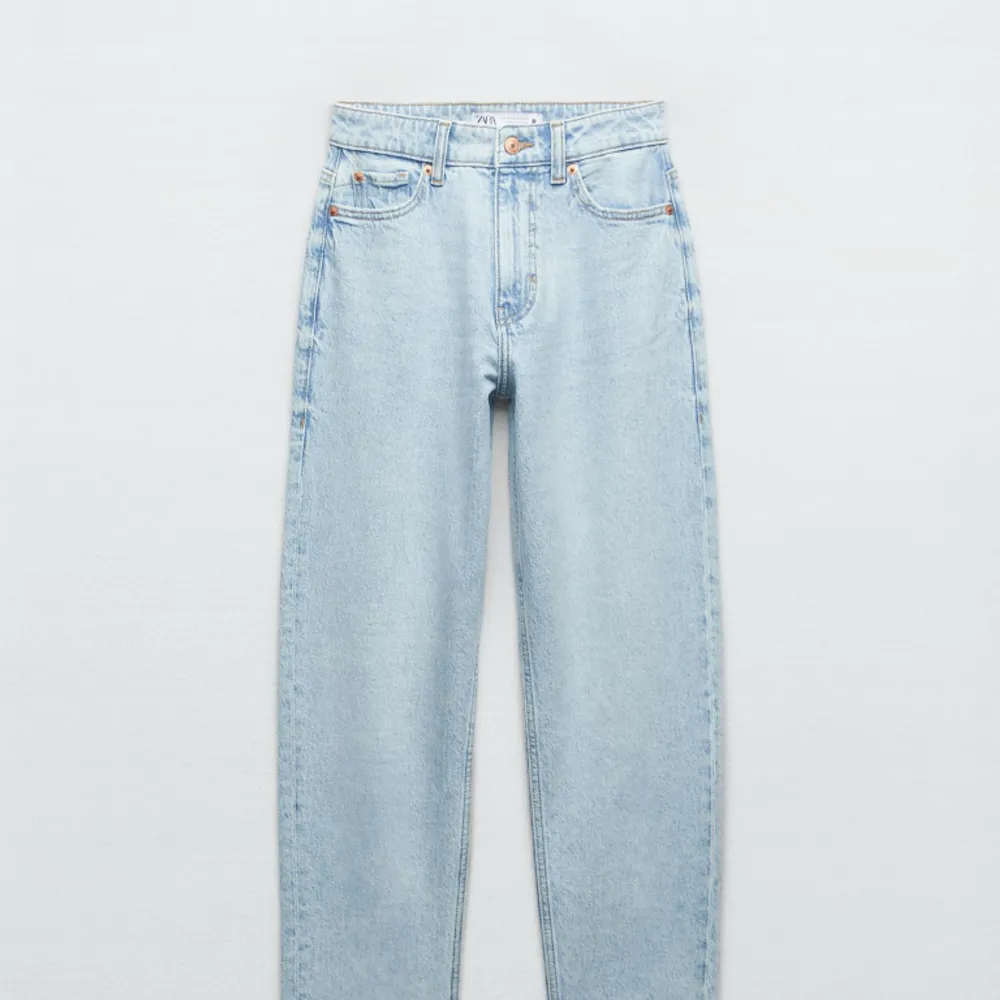 Ljusblå mom jeans från Zara. Super fina på, använda men väldigt bra skick.. Jeans & Byxor.