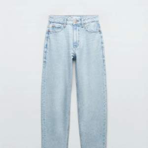 Ljusblå mom jeans från Zara. Super fina på, använda men väldigt bra skick.