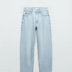 Ljusblå mom jeans från Zara. Super fina på, använda men väldigt bra skick.
