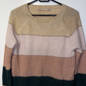 Stickad tröja - Så så fin stickad varm tröja💕 super bra skick och perfekt till vardags! 