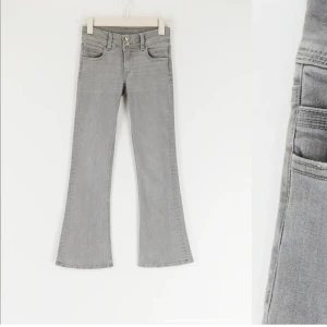 Bootcut jeans  - Jättefina jeans men har tyvärr blivit för små för mig. Storlek 152. Har använt ett fåtal gånger. Jag är 160 och skulle säga att dem är ungefär 3 cm över hälen❤️