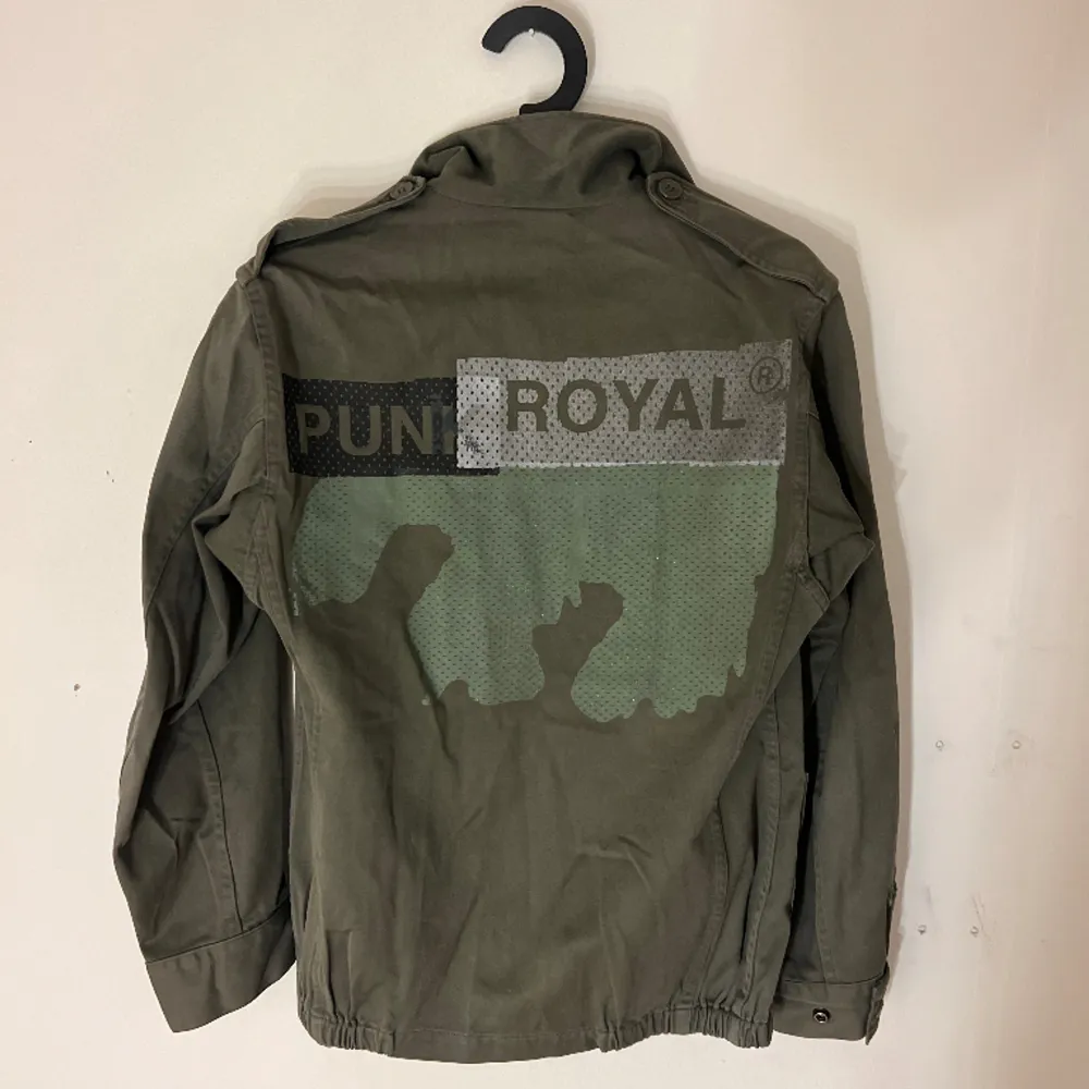 *VINTAGE* 2000’s retro Punk Royal military style jacka. Stl: S/M i ok skick. Köpt är köpt, Finns i Uppsala men kan fraktas vid överenskommelse.. Jackor.