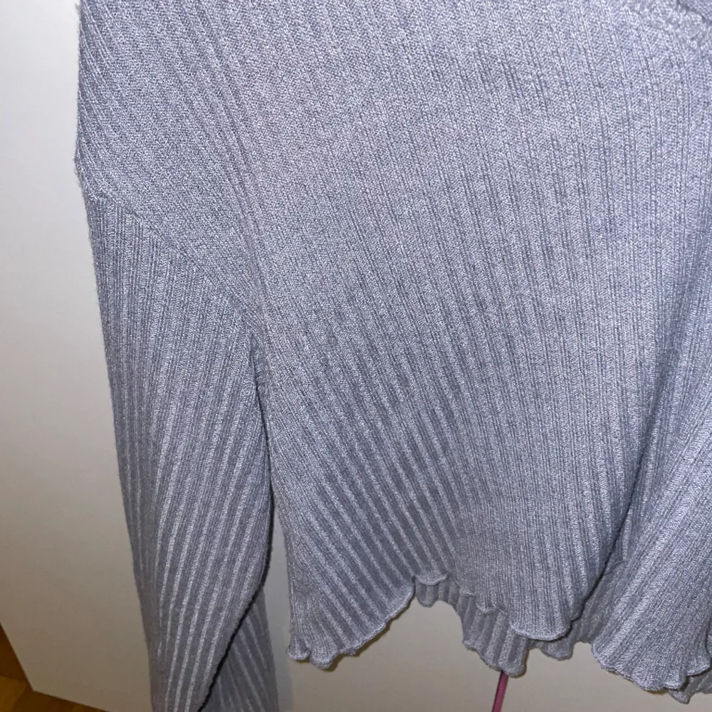Grå tröja från shien, den är använd ett fåtal gånger. Lite tunnare vilket gör den prefekt till i sommar. Den är i storlek Xs och säljer den för 20kr.. Toppar.