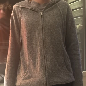 From Future zip up - Säljer en jättefin zip up hoodie från from future! Den är i 100% Kashmir och har text på baksidan. Mycket bra skick bara lite små nopprig men inget man tänker på🫶🏻Priset kan diskuteras 