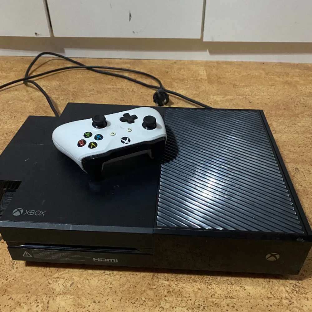 Hej nu säljer jag mitt xbox one som jag inte använder längre de följer med 1 kontroll och 2 spel, gta 5 och red dead Redemption 2. Muu.