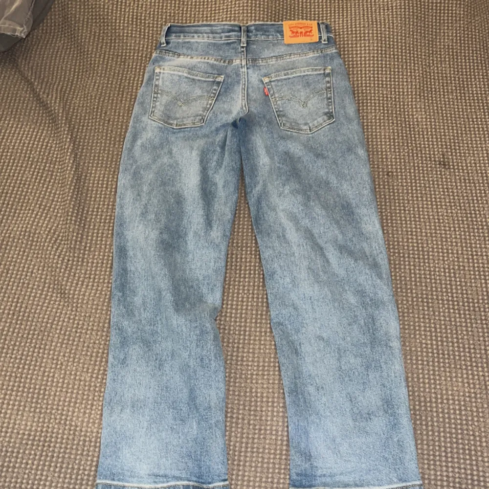 Levis jeans loose taper i storlek 15A. Använda 3 gånger.. Jeans & Byxor.