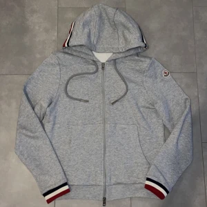 Moncler tröja - Säljer nu min moncler zip hoodie. Tröjan är i perfekt skick, skriv gärna ifall ni har fler frågor!
