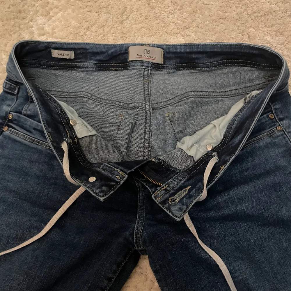 Säljer mina mörkblå ltb jeans då dom inte kommer till mycket användning eftersom att dom är för långa och lite stora på mig i midjan för mig dom är 170. Dom har snöre för att justera storleken och kan även tas ut. Är i mycket bra skick!💕. Jeans & Byxor.