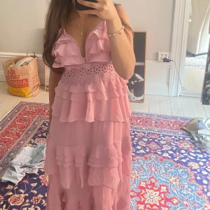 Balklänning - Supersöt balklänning från true decadence! Köpt förra året för 2099kr men kom tyvärr aldrig till användning så den är helt ny med prislapp på och slutsåld på nätet så väldigt svår att få tag på!💓