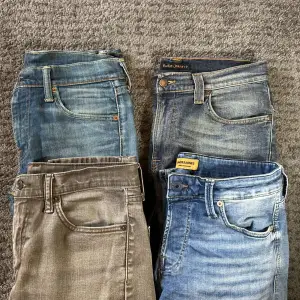 Jeansen är i storlek W30 och L32 utom nudie. All annan info finns att hitta på vårt konto där vi även säljer jeansen separat. Obs de gråa levis jeansen är sålda. Köper man i bulk sparar man ca 400kr