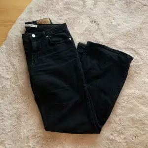 Jeans från NA-KD i storlek 36, lågmidjade. Nu pris 599kr