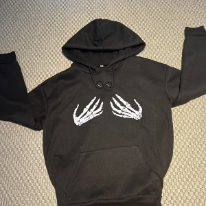 Hoodie skellet - Oversized hoodieee med feta skellet mönster på!🤑🤑