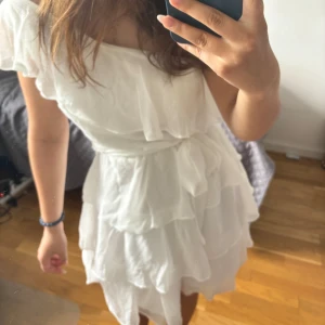 Superfin studentklänning  - Helt ny vit klänning från vila som passar perfekt till studenten och som är slutsåld på hemsidan💕Skriv för fler bilder🙌🏼