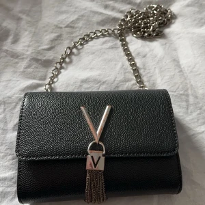 Valentino väska - Säljer min valentino väska då den ej kommer till användning, den har tappat färg där fram annars i fint skick💕