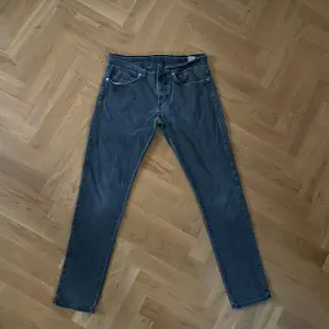 Snygga grå Dondup jeans i ett mycket fint skick, inga defekter. Skriv vid frågor/funderingar :)