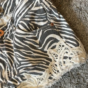 Skitsnygga zebra-mönstrade shorts med vita detaljer nedan - Strl xs passar även en s, använd få gånger runt 2-3, säljer pga lite tajta i midjan