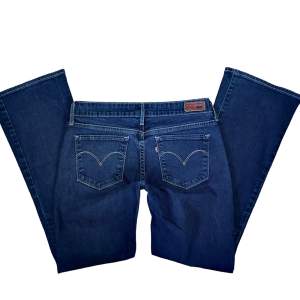 Bootcut / raka utsvängda levi’s jeans i strl 28 som mostvarar S/M // midja 37cm, längd 97cm, innerbens 74