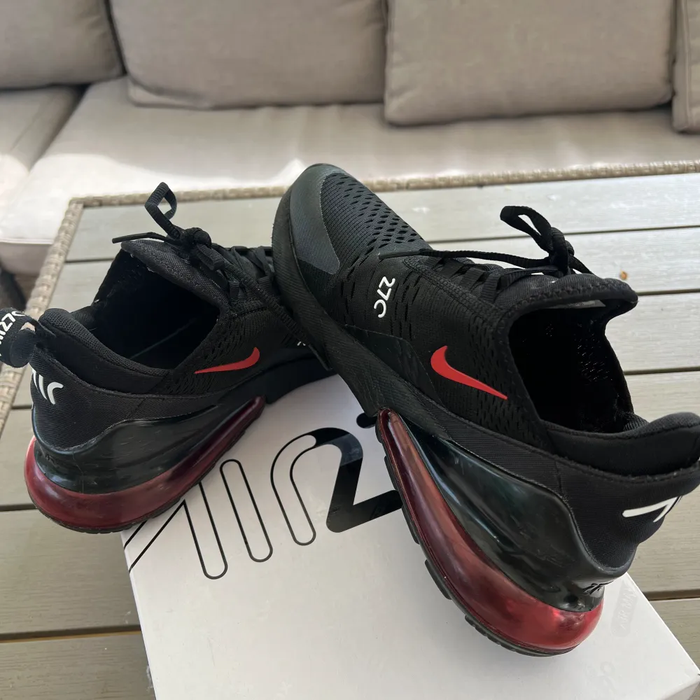 Nike Air Max 270 sc i fint skick. Knappt använda. Slutsålda i butik. . Skor.