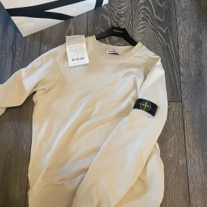 Stone island  - Hej! Kollar nu intresset kring min Stone island sweatshirt. Tröjan är inköpt i sommras på Nk. Tröjan är knappt använd och inprincip i nyskick😁. Tröjan är i L men passar mig som är 180 och väger runt 70kg. Kvitto och QR kod finns! Bytes ej!