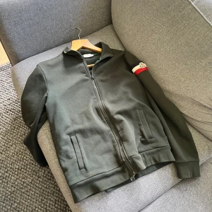 Moncler Zip Kofta - Säljer denna sköna kofta från Moncler. Storlek XL, sitter mindre. Fint skick. Hörs i dm 🙌