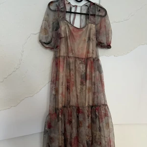 Klassisk fin klänning - Så fin klassisk slutsåld klänning från H&M. Storlek M🪻