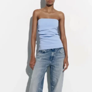 Tubtopp från Zara - Jag säljer denna fina tubtopp från Zara som jag köpte på plick. Säljer den då den är förliten. Den är i strl M men sitter som en Xs. Oanvänd endast testad!❤️