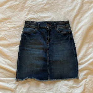 Jeanskjol - Snygg Jeanskjol som nu är förliten för mig. Lappen är bortklippt men är ganska säker på att de är en XS/S. Tyget är lite klippt i på insidan från lappen som man kan se på bilden men det är inget som syns utanpå🌸🌸 stretchigt material och sitter tajt. 