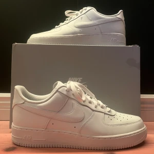 Airforces  - Hej, säljer mina oanvända airforces då dem inte passar mig. Dem är testade en gång men har inga smuts eller andra slags av skador på sig, man får med lådan och jag har retur sedeln. Bara att fråga om man har frågor.