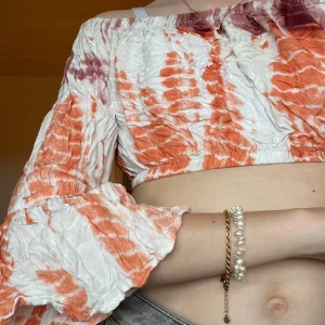 Orange & vit magtröja - En orange & vit magtröja från primark🧡🤍kommer inte till användning här hemma✨🧸Hör av er vid frågor!