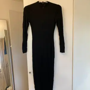 Lång svart klänning med dragkedja uppe 