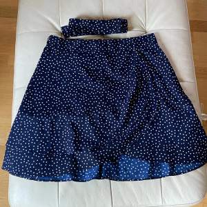 Säljer denna såå fina kjol då den är för liten för mig. Så skönt och luftigt tyg - perfekt till sommaren!! Fint skick och bandet är avtagbart.💙Öppen för prisförslag. 