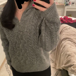 Stickad tröja - Använd skick, inga skador eller nopprig på något sätt. Skriv vid frågor😊