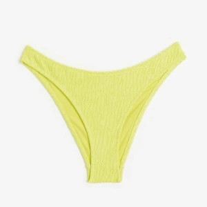 Bikini - Säljer lile grön bikini underdel från Hm, aldrig använt och säljer då jag beställde och den var för liten. 