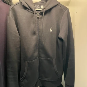 Ralph louren tröja - Tröjan är vid ny skicka har knappt gått till användning inga repor eller hål 👌 har använt Max 5-10 gånger storlek S men passar även M.