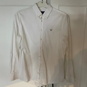 Gant Skjorta - Säljer nu min gant skjorta, endast använd fåtal tillfällen. Storlek 158/164. Säljs i fint skick!  Finns att hämta i Halmstad annars skickar jag!