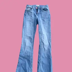 Jeans från ONLY, de är lite lägre än naveln så inte helt lågmidjade. Nypris 549, Storlek S och sitter bra på mig som är 173. Bra skick