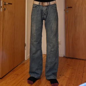 Vintage Armani Jeans - I bra skick men har heel drag samt en lös del som syns på sista forot  Storlek 32 med en rak passform  Skriv ifall du har några fler frågor!