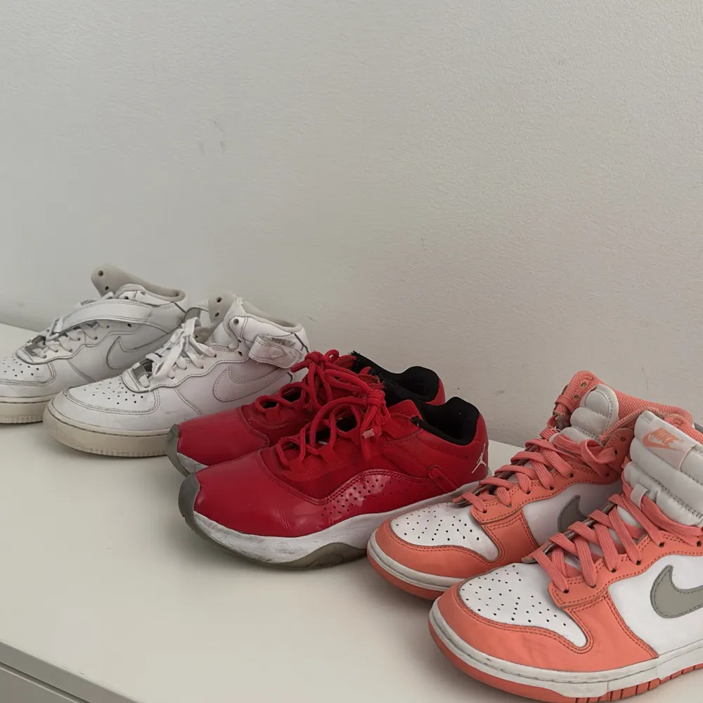 Säljer tre styckna jordans 700kr styck pris kan diskuteras 2500kr för alla . Skor.