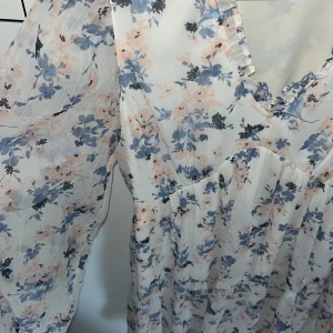 Klänning - Fin klänning från veromoda. Inga defekter och använd sparsamt🥰