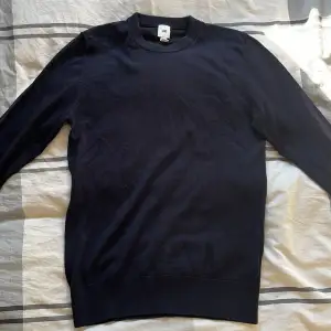 Skön tröja från HM i storlek S men skulle säga att den är XS.  Är i nyskick och knappt använd. 